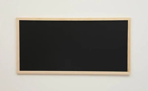 Tableau Noir Propre Accroché Mur Blanc — Photo