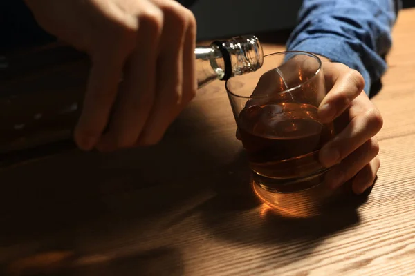 Εθισμένος Άνδρας Αλκοολούχο Ποτό Στο Ξύλινο Τραπέζι Κοντινό Πλάνο — Φωτογραφία Αρχείου