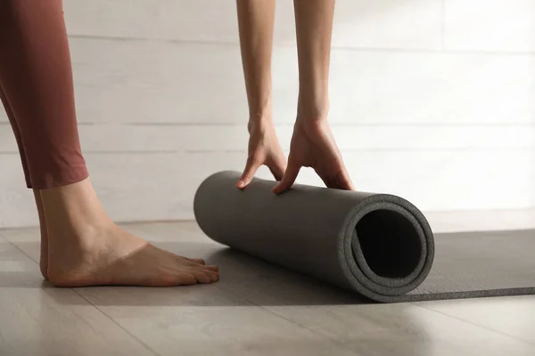Femeie Rulare Negru Yoga Mat Podea Interior Closeup — Fotografie, imagine de stoc