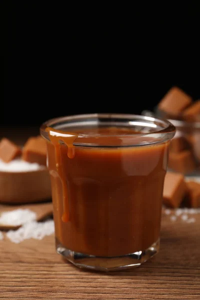 Savoureux Caramel Salé Verre Sur Table Bois — Photo