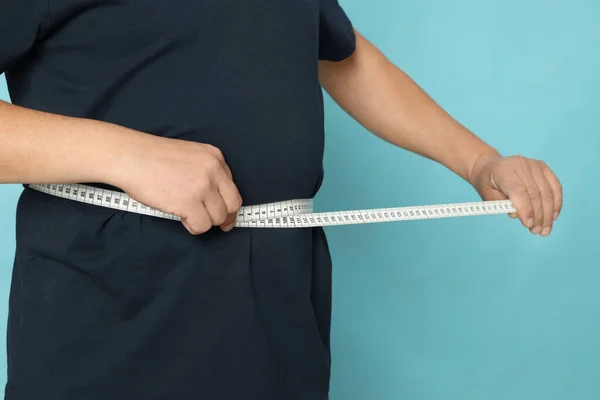 Man Measuring Waist Tape Light Blue Background Closeup — Stock Photo, Image