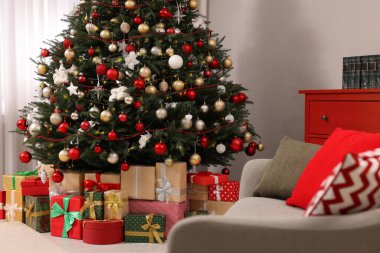 Güzel bir Noel ağacı ve oturma odasında hediyeler