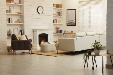 Rahat kanepe ve dekoratif şöminesi olan şık bir oturma odası.