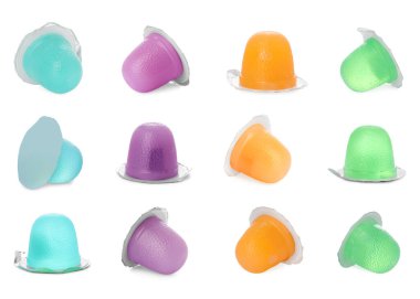 Beyaz arka planda farklı lezzetli jöle şekerleri ile ayarlandı