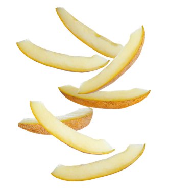 Lezzetli olgun kavun parçaları beyaz arka plana düşüyor.