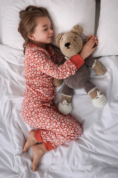 Симпатична Дівчинка Іграшковим Ведмедем Спить Ліжку Вид Зверху — стокове фото