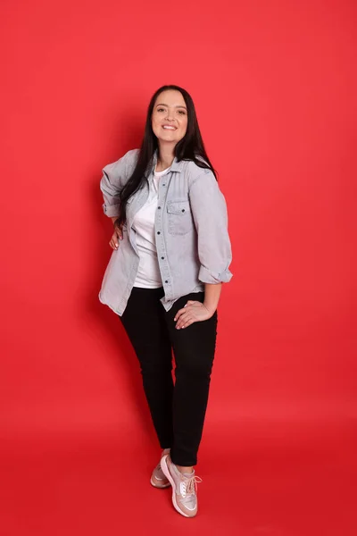 Hermosa Mujer Con Sobrepeso Con Sonrisa Encantadora Sobre Fondo Rojo — Foto de Stock