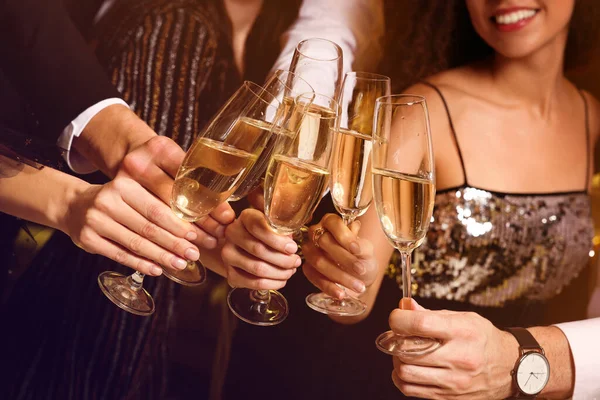 Friends Glasses Sparkling Wine Celebrating New Year Closeup — Stock Photo, Image