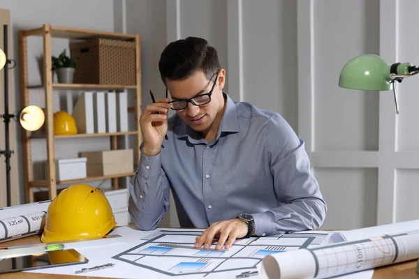 Arquiteto Trabalhando Com Desenhos Construção Escritório — Fotografia de Stock