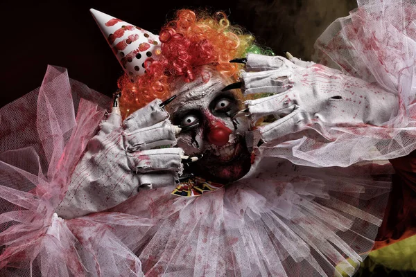 可怕的小丑在黑暗的背景 万圣节派对服装 — 图库照片