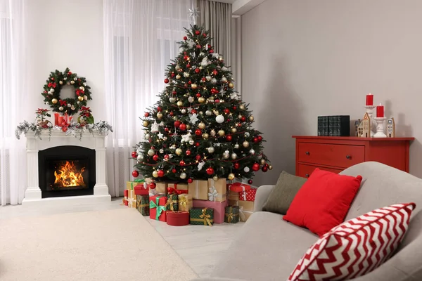 Bel Arbre Noël Cadeaux Près Cheminée Dans Salon Décoré Façon — Photo