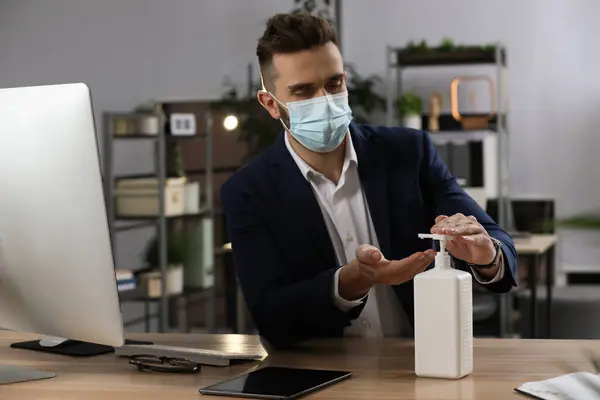 Man Applying Hand Sanitizer Workplace Office Personal Hygiene Coronavirus Pandemic — Stock Photo, Image