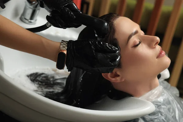 미용실에 여자의 머리에서 염료를 헹구어 드레서 — 스톡 사진