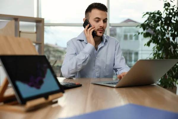 Forex Handelaar Praten Telefoon Tijdens Het Werken Met Laptop Het — Stockfoto