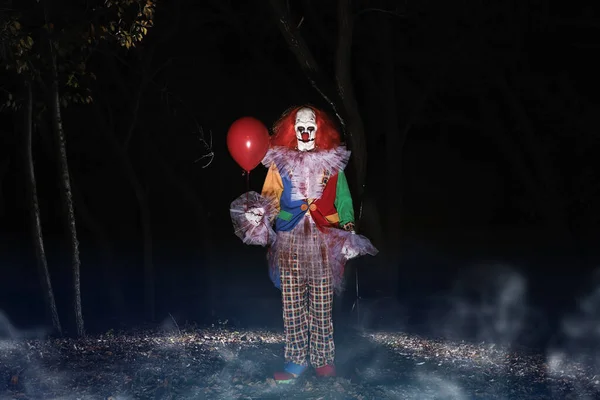 Gruseliger Clown Mit Rotem Luftballon Der Nacht Halloween Party Kostüm — Stockfoto