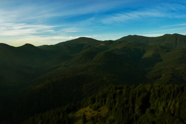 清早山景与森林的风景如画 无人机摄影 — 图库照片