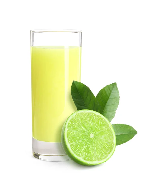 Glas Lime Juice Färsk Frukt Och Gröna Blad Vit Bakgrund — Stockfoto