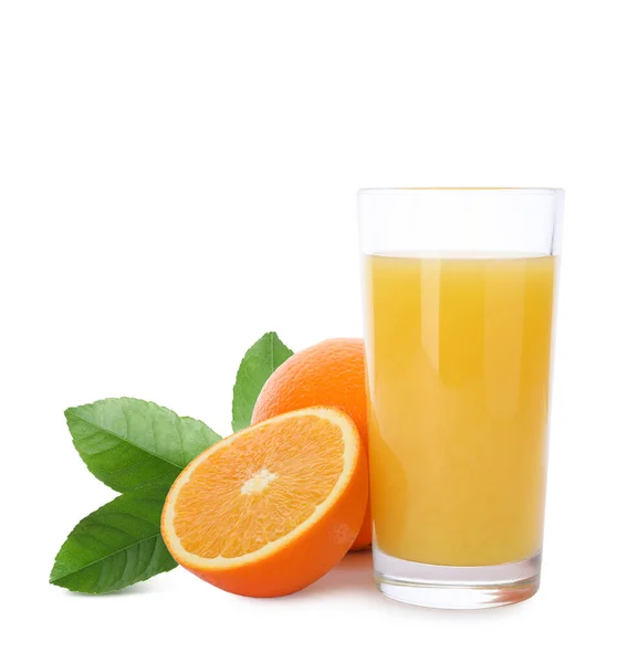 Glas Apelsinjuice Färska Frukter Och Gröna Blad Vit Bakgrund — Stockfoto