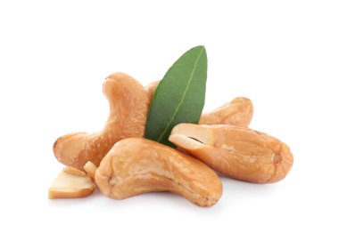 Lezzetli organik fındık ve yeşil yaprak beyaz üzerine izole