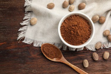 Düz bileşim, hindistan cevizi tozu ve tohumlar ahşap masada.