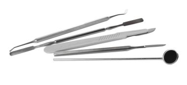 Beyaz arkaplanda farklı dişçi araçları kümesi