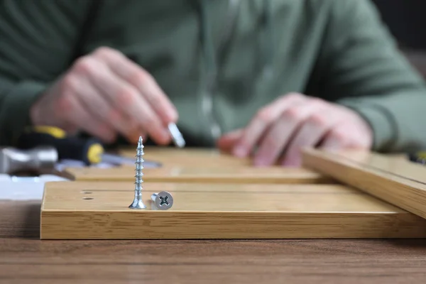 Mann Montiert Holzmöbel Tisch Fokus Auf Verbindungselemente — Stockfoto
