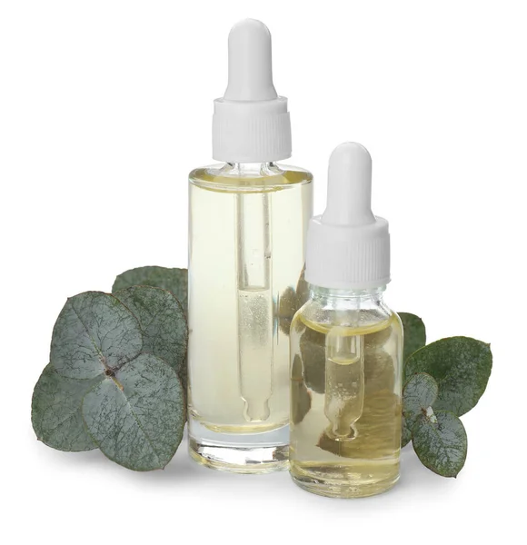 Flaschen Mit Ätherischem Eukalyptusöl Und Pflanzenzweigen Auf Weißem Hintergrund — Stockfoto