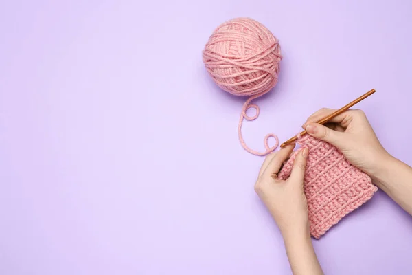 Femme Crochet Avec Fil Rose Sur Fond Violet Vue Dessus — Photo