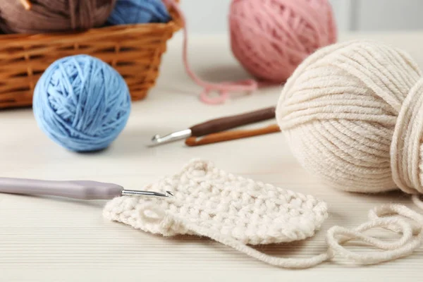 Tricot Crochet Pinces Sur Table Bois Blanc — Photo