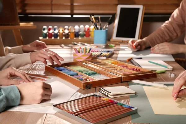 Artisti Che Disegnano Con Pastelli Morbidi Tavola Primo Piano — Foto Stock