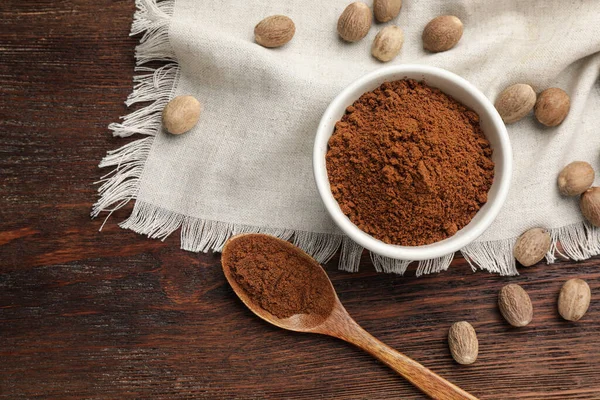 Düz bileşim, hindistan cevizi tozu ve tohumlar ahşap masada.