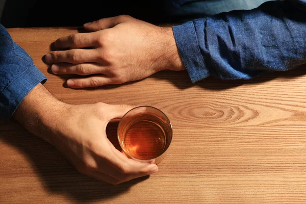 Εθισμένος Άνδρας Ποτήρι Αλκοολούχο Ποτό Στο Ξύλινο Τραπέζι Κορυφαία Άποψη — Φωτογραφία Αρχείου