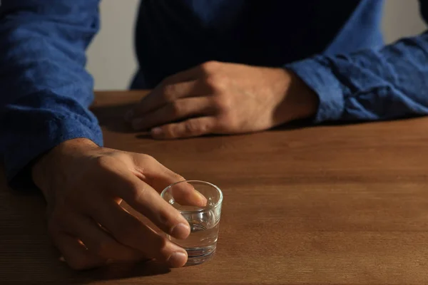 Verslaafde Man Met Glas Alcoholische Drank Aan Houten Tafel Close — Stockfoto