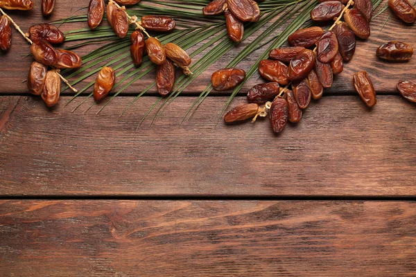 Takken Met Zoete Gedroogde Dadels Groen Blad Houten Tafel Plat — Stockfoto