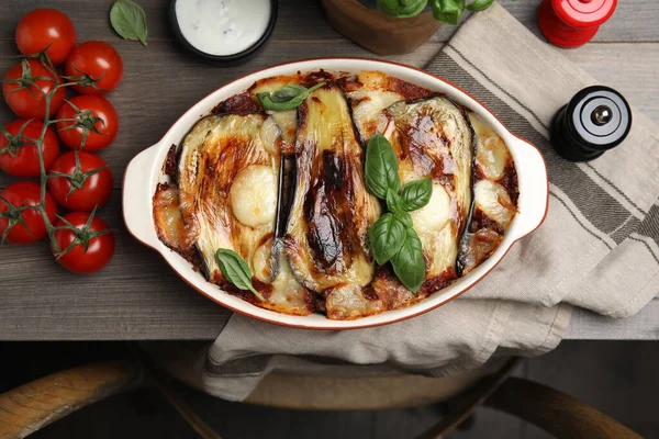 Deliziose Lasagne Melanzane Teglia Tavolo Legno Vista Dall Alto — Foto Stock
