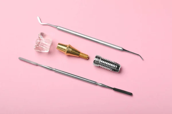 Delen Van Tandheelkundig Implantaat Medisch Gereedschap Roze Ondergrond Plat Gelegd — Stockfoto