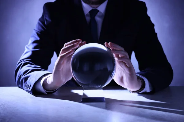 商人用水晶球预测未来在餐桌上 特写镜头 — 图库照片