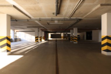 Modern araba otoparkının bulanık görüntüsü