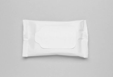 Açık gri arkaplanda ıslak mendil akış paketi, üst görünüm