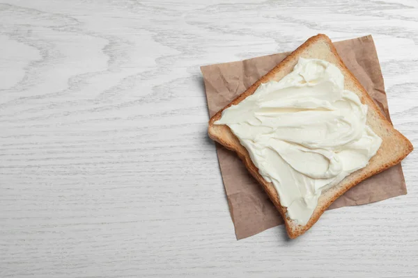 Φέτα Ψωμί Νόστιμο Τυρί Κρέμα Λευκό Ξύλινο Τραπέζι Πάνω Όψη — Φωτογραφία Αρχείου