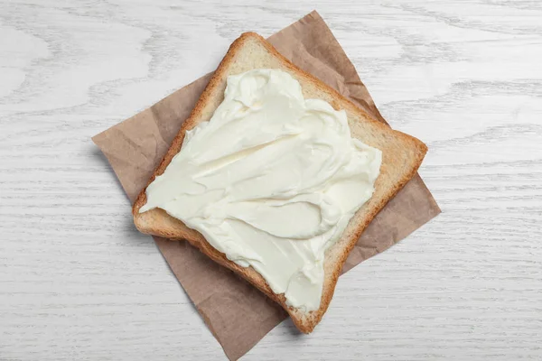 Φέτα Ψωμιού Νόστιμη Κρέμα Τυριού Λευκό Ξύλινο Τραπέζι Κορυφαία Άποψη — Φωτογραφία Αρχείου