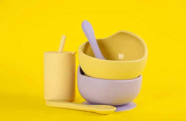 Σετ Πλαστικά Πιάτα Κίτρινο Φόντο Σερβίρει Παιδικές Τροφές — Φωτογραφία Αρχείου