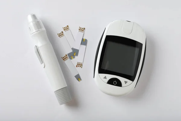 Digitális Glucometer Lancet Toll Tesztcsíkok Fehér Háttér Lapos Laikus Cukorbetegség — Stock Fotó
