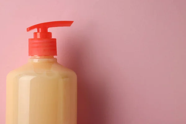 Butelka Mydła Płynie Różowym Tle Miejsce Tekst — Zdjęcie stockowe