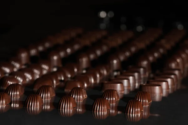 Molte Deliziose Caramelle Cioccolato Sul Tavolo Linea Produzione — Foto Stock