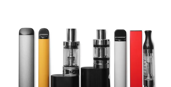 Verschiedene Elektronische Zigaretten Auf Weißem Hintergrund Draufsicht — Stockfoto