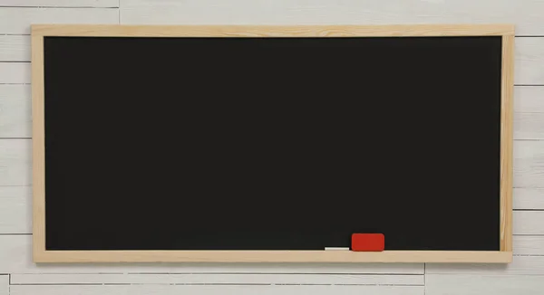 Καθαρό Μαύρο Chalkboard Κρέμεται Λευκό Ξύλινο Τοίχο — Φωτογραφία Αρχείου