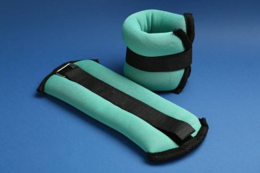 Mavi arka planda turkuaz tartma ajanları