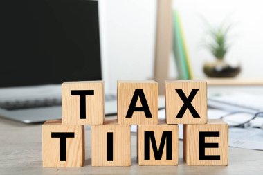 İçerideki masada dizüstü bilgisayarın yanında 