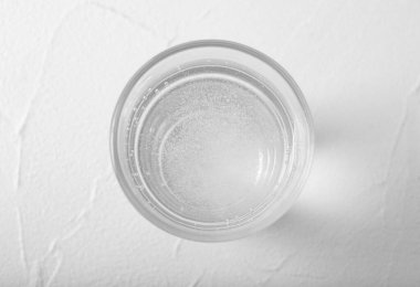 Beyaz masada bir bardak soda, üst manzara.